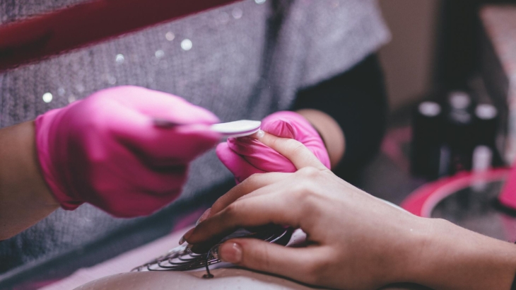 Gellak wordt op de nagels aangebracht